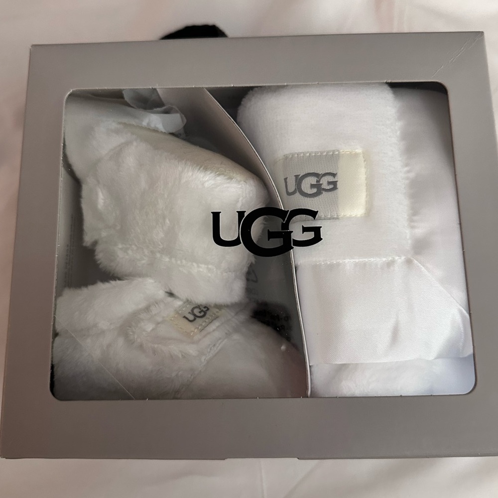 UGG newborn giftset White boots and blanket BRANDNEW